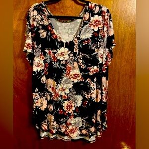 Grace and Lace Perfect Pocket Tee in Black Floral Size Medium
